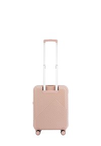 Tvrdý kufr v světle růžové barvě, s diagonálními drážkami, zasouvací bílou rukojetí a čtyřmi černými koly pro snadnou manipulaci.