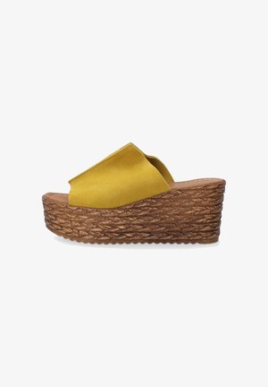 Geel suede wedge sandaaltjes met een ronde neus en een kruisbandontwerp, voorzien van een gestructureerd bruine geweven platform en een lichte hak.