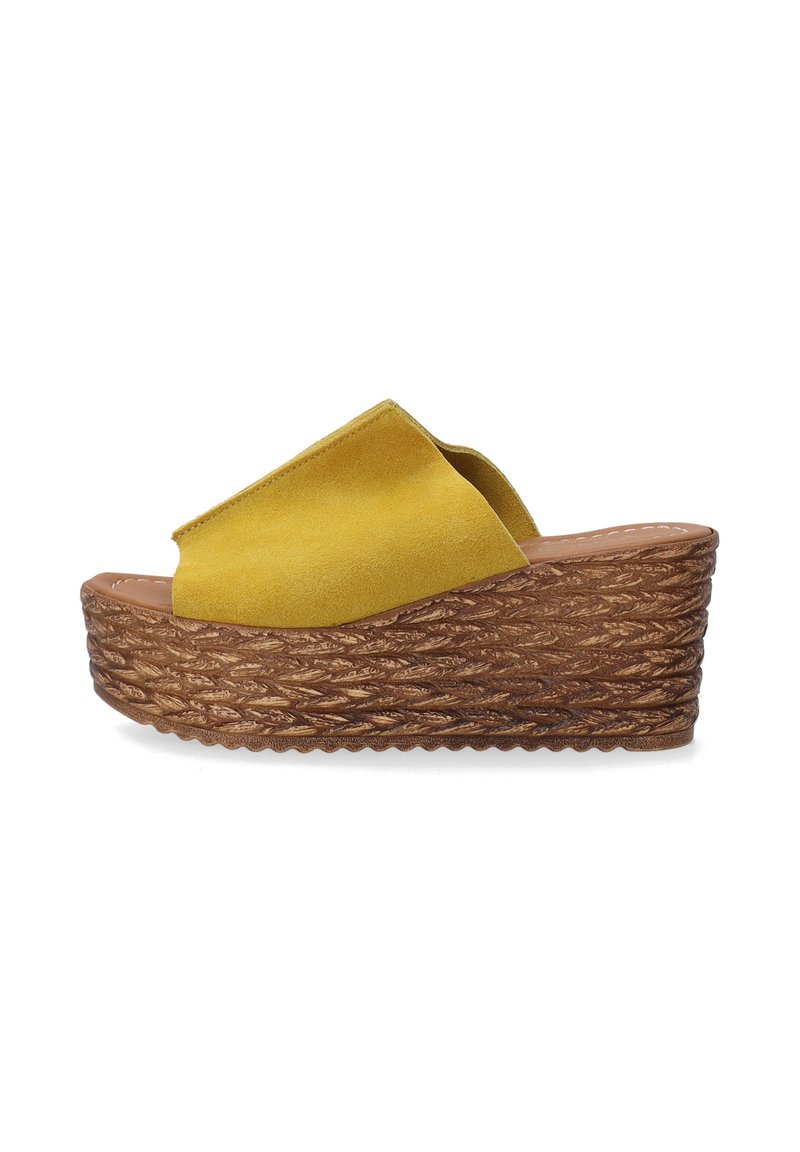 Geel suede wedge sandaaltjes met een ronde neus en een kruisbandontwerp, voorzien van een gestructureerd bruine geweven platform en een lichte hak.