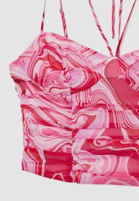 Top corto trasparente rosa con un motivo marmorizzato. Presenta arricciature lungo il corpino e spalline regolabili. Tessuto leggero.