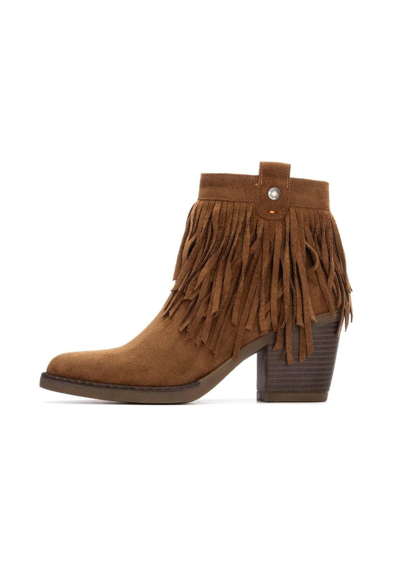 Stivaletto in suede marrone con dettagli in frange, punta arrotondata e tacco in legno impilato. Dettaglio a bottone alla caviglia.