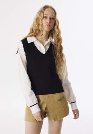 REGULAR FIT V NECK - Top - black