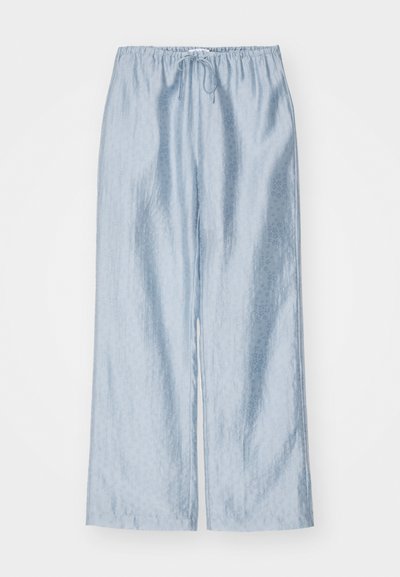 Pantalons à jambes larges bleu clair en matière soyeuse avec une taille à cordon de serrage et une texture florale subtile sur l'ensemble du tissu.