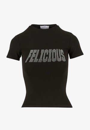 Camiseta de manga corta negra hecha de algodón, con un diseño ajustado y texto de strass plateado que dice "FELICIOUS" en la parte delantera.