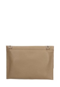 Borsetta in pelle beige con una finitura testurizzata, dotata di accessori in argento e due anelli metallici negli angoli superiori per il fissaggio.