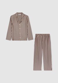 Camicia a maniche lunghe con bottoni e pantaloni a vita elastica con righe verticali beige e nere, disposti su uno sfondo chiaro.