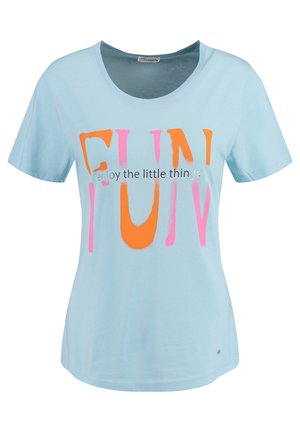 Lichtblauw katoenen T-shirt met korte mouwen. Kenmerkt zich door de vetgedrukte, multicolored tekst "FUN" in oranje en roze met daaronder een zilveren zin. Ronde halslijn.