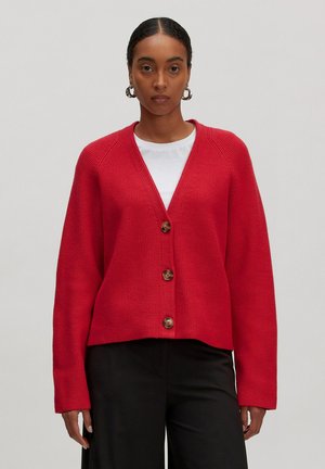 Rode gebreide cardigan met een V-hals, drie houten knopen en lange mouwen, met een relaxte, boxy pasvorm en ribbeltextuur.