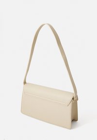 Sac à main rectangulaire beige avec une seule longue bandoulière et une fermeture à rabat, présenté sur un fond clair uni.