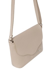 Borsa a tracolla in pelle beige con superficie texturizzata, chiusura a pattina arrotondata e tracolla regolabile. Presenta un sottile dettaglio del logo sul davanti.