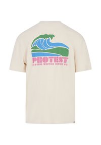 Krémové tričko s grafickým motivem zelených a modrých vln a růžovým textem "PROTEST" a "Riding Waves Since 93" na zadní straně.
