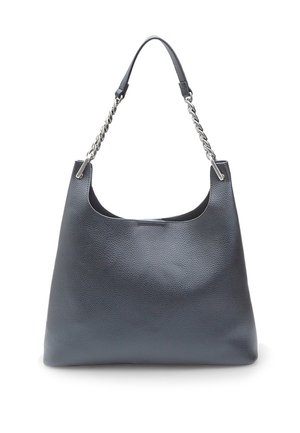 Borsa a spalla in pelle grigia con una finitura testurizzata, caratterizzata da un accento in catena silver-tone sul manico e un design a apertura superiore.