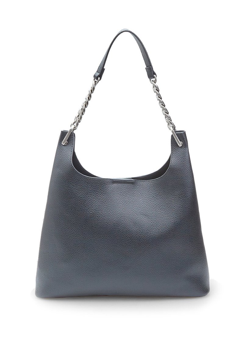 Borsa a spalla in pelle grigia con una finitura testurizzata, caratterizzata da un accento in catena silver-tone sul manico e un design a apertura superiore.
