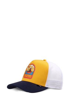 Dreifarbige Trucker-Kappe mit gelbem Vorderteil, marineblauem Schirm, weißem Netzrücken und einem Patch, das einen Bären in einem Boot mit dem Text "Lazy Sunday Coffee Club" zeigt.