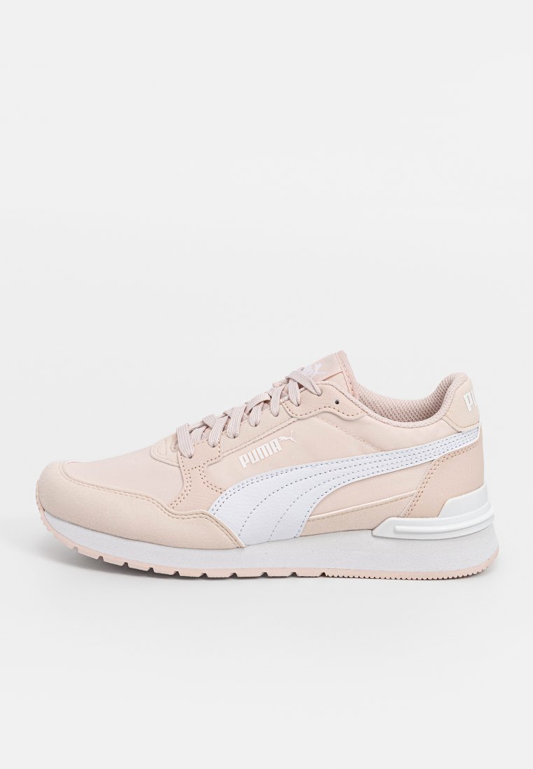 Lichtroze Puma sneakers met witte accenten, met een zachte textielen bovenkant, vetersluiting, gevoerde kraag en rubberen zool.