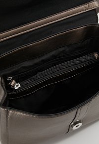 Borsa grigio metallizzato con tasca interna con cerniera, texture in pelle liscia e fodera nera a contrasto. Dotata di chiusura con bottone a pressione.