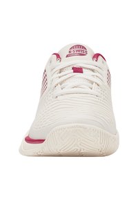 Hvit sportsko med rosa detaljer, teksturert overdel, mesh-paneler og flat gummisåle med mønstret såle for grep.