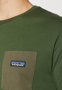 Patagonia DAILY POCKET TEE - Paprasti marškinėliai - torrey pine green