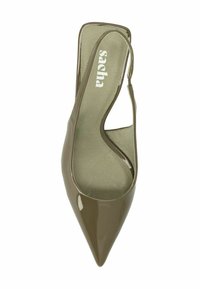 Chaussure à talon bas rectangulaire en olive brillant, à bout pointu et bride arrière, avec une semelle intérieure marquée "Sacha."
