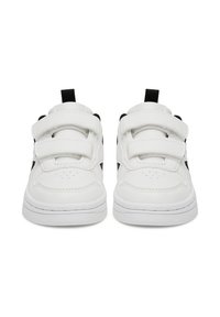 Białe trampki z czarnymi akcentami, gładka syntetyczna cholewka, trzy paski na rzepy, perforowana część przy palcach i wyściełane podeszwy.