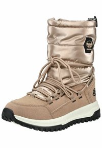 Botte d'hiver beige avec un dessus en satin rembourré, lacets ajustables et une semelle texturée pour une meilleure adhérence. Présente un logo sur le côté et des accents contrastants.