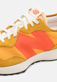 New Balance U327 UNISEX - Sneaker low - butterscotch