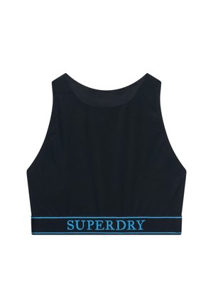 Sujetador deportivo corto negro con un escote alto y tirantes anchos, con una banda elástica azul con el texto "SUPERDRY" en la parte inferior.