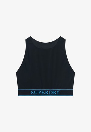 Sort cropped sports-bh med høj halsudskæring og brede stropper, med en blå elastik med teksten "SUPERDRY" nederst.