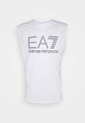 Weißes ärmelloses Shirt mit dem Aufdruck "EA7 Emporio Armani" in Schwarz auf der Vorderseite vor einem einfarbigen weißen Hintergrund.