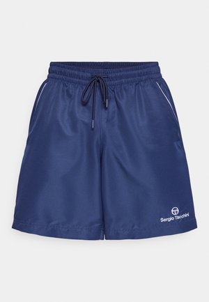 Marineblå sportsshorts med elastisk talje, snor, sidelommer og hvid piping-detalje. Med logo nederst til venstre.