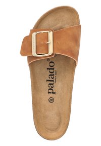 Sandale glissante en cuir marron avec une large lanière, ornée d'une boucle dorée et d'une semelle intérieure rembourrée. Logo imprimé sur la semelle.