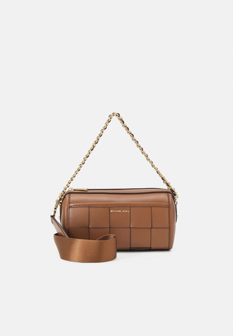 Borsa a mano in pelle marrone con design a trapunta, tracolla in catena dorata e tracolla in raso marrone rimovibile. Chiusura con zip e dettaglio del logo sulla parte anteriore.