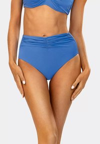 Wysokie granatowe majtki bikini z gładkiego materiału, z marszczeniem z przodu i jednolitym kolorem na całej powierzchni.