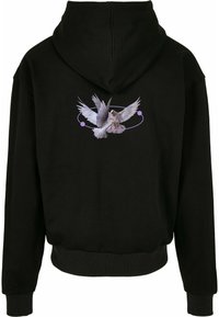 Sudadera negra con un gráfico de dos palomas blancas en vuelo rodeadas por un anillo orbital púrpura en el centro de la parte posterior.