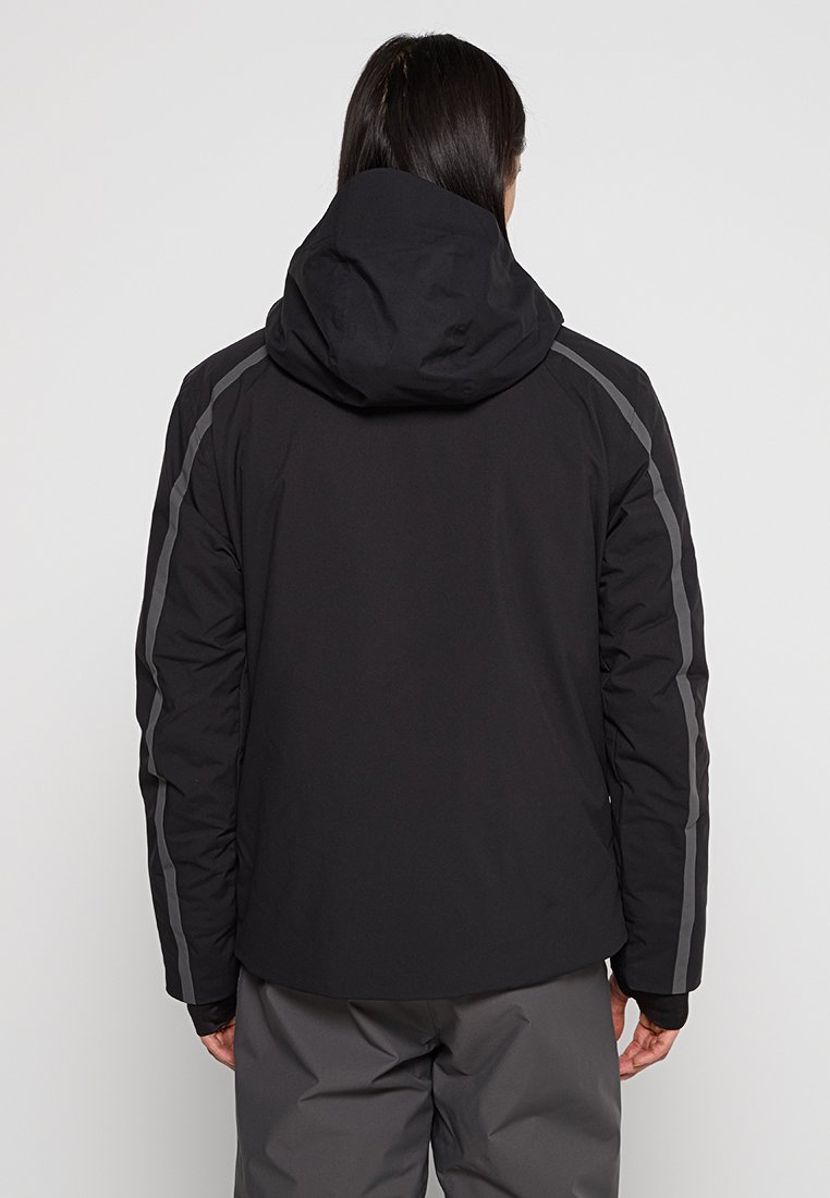 Schwarze Jacke mit Kapuze, ausgestattet mit grauen Seitenstreifen. Hergestellt aus glattem, leichtem Material. Geräumiger Schnitt mit einem klaren, minimalistischen Design.