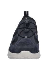 Marineblaue Sportschuh mit einem Obermaterial aus Mesh, elastischem Schnellschnürsystem und einer weißen Gummisohle. Verfügt über strukturierte Akzente und eine Zuglasche.