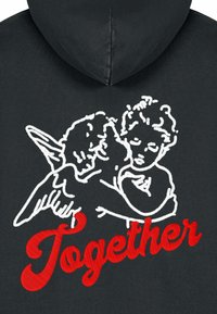 Felpa nera con cappuccio caratterizzata da un design ricamato bianco di due cherubini e la parola "Insieme" in corsivo rosso audace sul bordo inferiore.