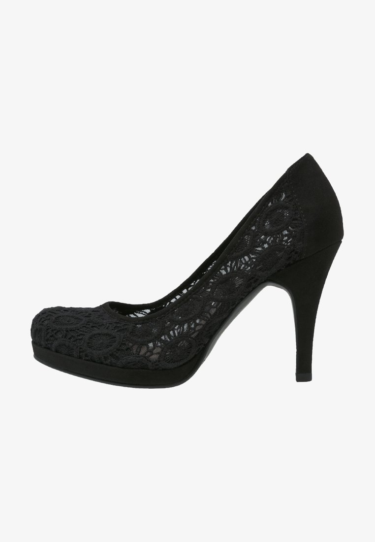 Escarpin noir à talon haut avec un bout arrondi, avec des côtés en dentelle à motifs floraux et un talon et une semelle solides.
