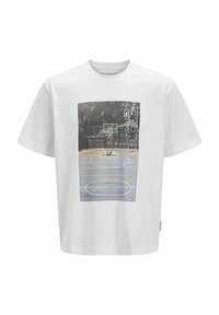 Camiseta de algodón blanca con un diseño gráfico de una cancha de baloncesto, con la palabra "proyecto" en letras grandes junto a la imagen.