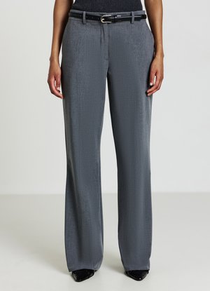 Graue Anzughose aus strukturiertem Stoff, mit einem schwarzen Gürtel und einer lockeren Passform. Die Hose hat ein gerades Bein und einen leichten Glanz.