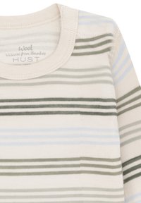 Maglietta per bambini in morbido maglione, con strisce orizzontali beige, blu chiaro e verde oliva, colletto rotondo e maniche lunghe.