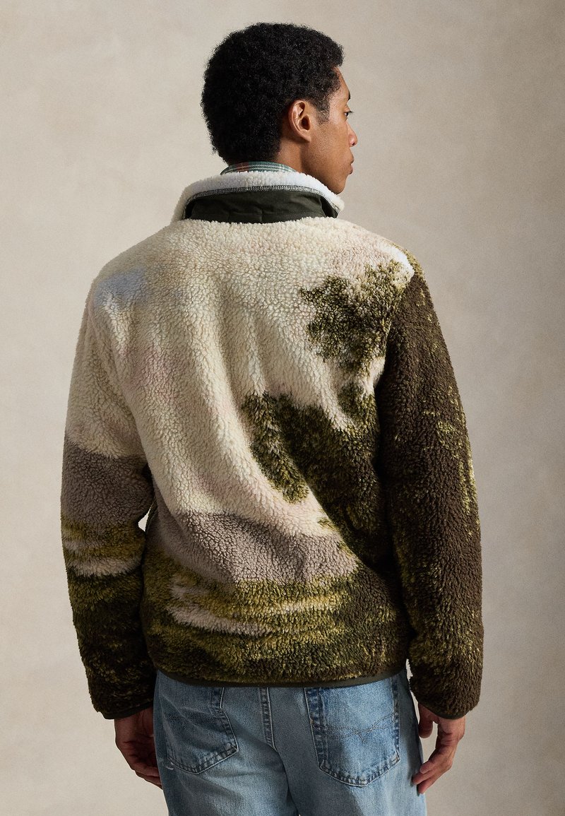 Giacca in pile con finitura testurizzata che presenta un motivo paesaggistico in tonalità verdi, marroni e crema tenui. Design con collo; vestibilità comoda.