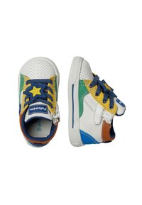 Des baskets colorées pour enfants présentent un corps en textile blanc texturé avec des accents multicolores en vert, jaune et bleu, ainsi qu'un détail en forme d'étoile pour les lacets.