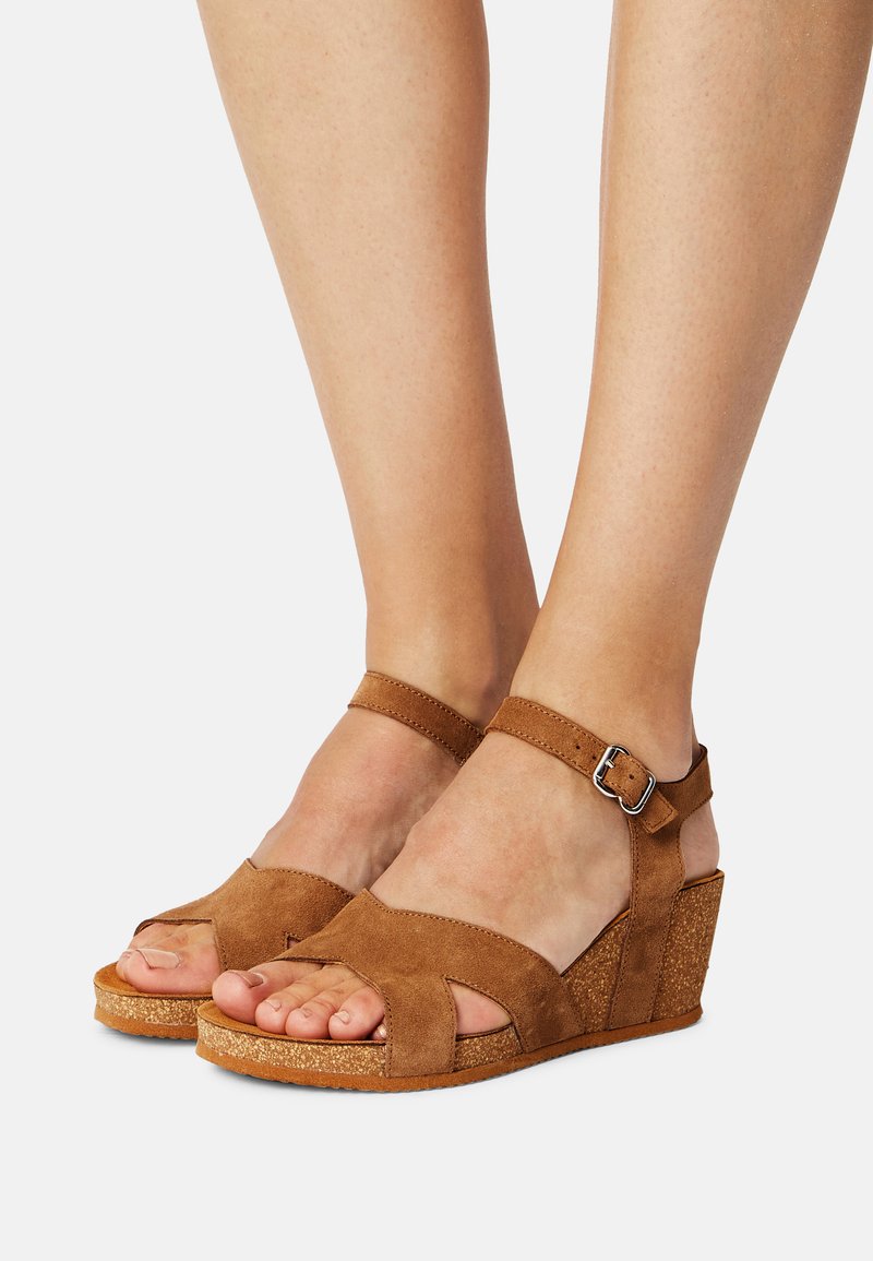 Bullboxer Keilsandalette - cognac