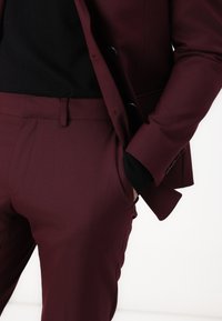 Isaac Dewhirst THE FASHION PEAK SUIT SLIM - Κοστούμι - merlot