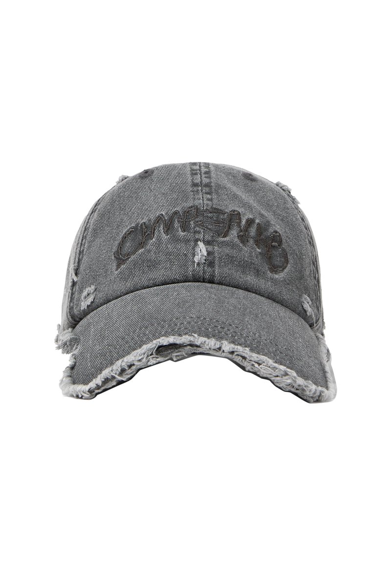 Gorra de denim gris con bordes desgastados, detalles rasgados y texto bordado, con una textura suave y visera curva.