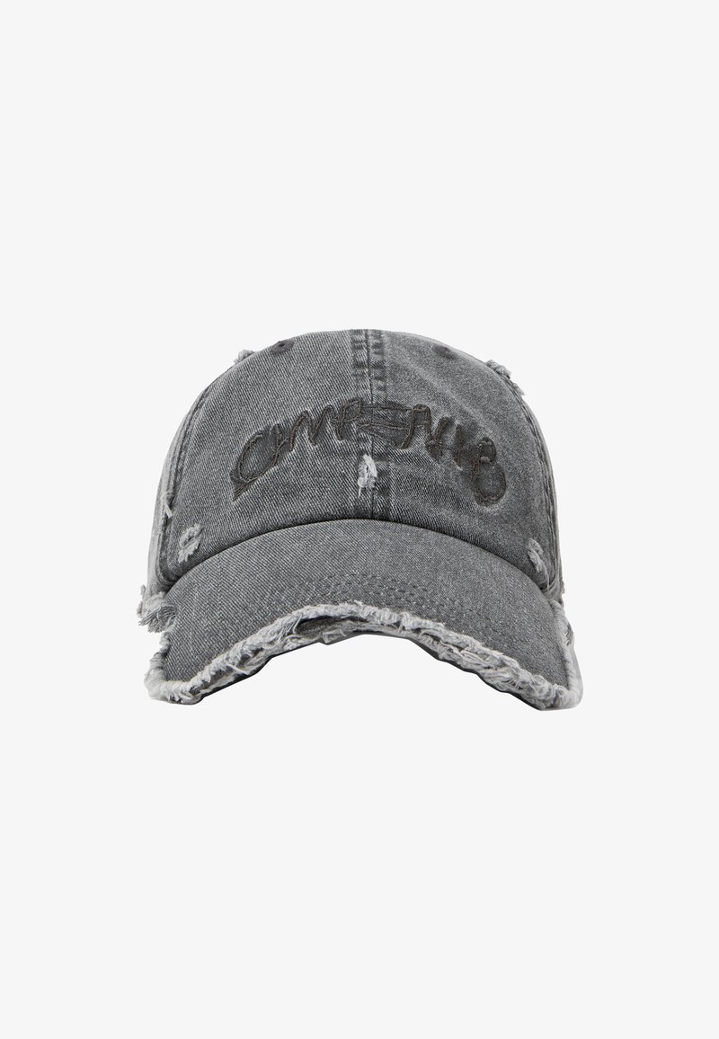 Gorra de denim gris con bordes desgastados, detalles rasgados y texto bordado, con una textura suave y visera curva.