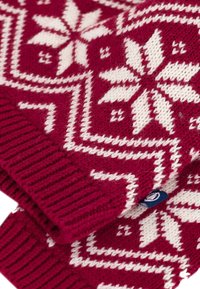 Maglione rosso lavorato a maglia con un motivo bianco a fiocchi di neve e polsini a coste. Realizzato in un tessuto morbido con finitura testurizzata. Inclusa una piccola etichetta con logo.