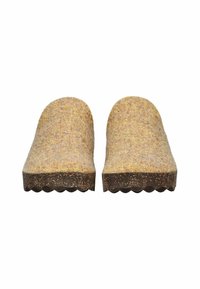 Un par de zapatillas de fieltro beige tipo zuecos con suelas texturizadas de color marrón oscuro, vistas desde el frente sobre un fondo blanco.