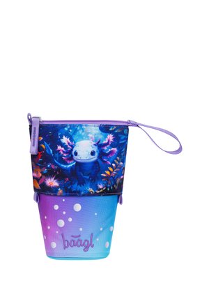 Porta bicchiere da borsa viola e blu con zip sulla parte superiore, raffigurante un axolotl sorridente circondato da piante acquatiche e bolle.